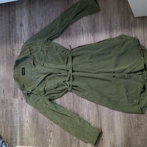 Dress with buttons and drawstring